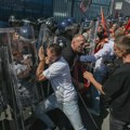 И током ноћи хаос због пресуде вођама тзв. ОВК: Поново каменицама на седиште Еулекса у Приштини, део крова се запалио