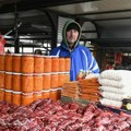 Pijace u Beogradu pune: Pripreme za zimnicu u toku, evo kako se kreću cene i šta je najjeftinije: Kupuju i mladi i stari