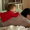 Mala srna se popela tati na leđa: Pogledajte kako Darko Lazić provodi vreme sa ćerkicom, čista ljubav u domu pevača