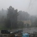 Lije kao iz kabla, pada grad, vetar nosi sve pred sobom: Jaka oluja pogodila zapad Srbije (video)