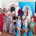 „Dunav“ i ove godine obradovao decu novogodišnjim paketićima