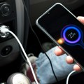 Radite to pogrešno: Evo zašto bi trebalo da prestanete da punite svoj telefon u automobilu