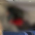 Au, kakva drama u avionu, majko mila Pobesnela putnica skinula odeću i lupala pilotu na vrata, putnici zanemeli od prizora…