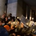 Sukob policije i studenata u Novom Sadu: Sprečena blokada Skupštine grada (video)