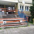 Nakon pisanja portala zrenjaninski.com: Zatvoreno stepenište na ulazu u dispanzer