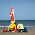 U ženu se zario suncobran! Nesreća na popularnoj plaži: "Šipka joj je virila kroz ruku"