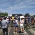 FOTO i VIDEO: Novosađani odali poštu poginulima kod Železničke stanice, a potom blokirali raskrsnicu kod Lutrije