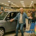 „Neću da vučem gajbu“ Italijan po pivo ušao kolima u supermarket