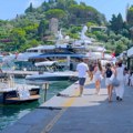 Turističke destinacije uvele rigorozne mere: Nošenje ovih papuča može skupo da vas košta, kazne idu i do 1.800 €!