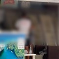 (Video) Jecaji odzvanjaju budvom: Devojka mladića kojeg je ubio stric došla na mesto zločina: Plače i baca stvari, policajci…
