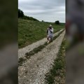 (Video) Veljko Ražnatović trči po seoskom putu: Pokazao kako izgleda njegov trening u Titelu: Udario sprint na uzbrdici