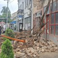 FOTO VEST: Urušio se krov zgrade na Trgu Republike