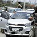 Gomila napala auto predsednika Ekvadora, ostali tragovi od metaka, predsednik dobro