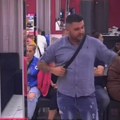 Asmin ponovo ponižava staniju! Sada se bacio na muvanje ove devojke, a kada vidite na koji način neće vam biti dobro