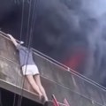 Bacila ih sa trećeg sprata Dok plamen guta zgradu, ova hrabra žena je rizikovala svoj život da spase njih: Vatrogasci je…