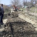 Kad nadležni zakažu: Meštani sami sanirali put kroz selo