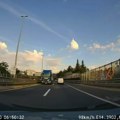 Jezivi snimak s auto-puta! Šleper jurio u kontrasmeru, vozač ga ugledao u poslednjem trenutku! Policija ga ubrzo zaustavila…