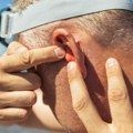 Сурферско ухо није исто што и пливачко: како хладна вода и ветар изазивају губитак слуха