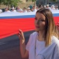 "Uz predsednika i državu" Ministarka Mesarović na skupu SNS sa građanima nosila najveću zastavu Srbije (foto)