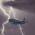 Grom pogodio avion sa 106 putnika, letelica se hitno vratila