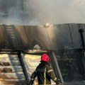 Lokalizovan masivni požar u Novom Sadu: Izgoreo magacin, dvoje povređenih, bageri na terenu