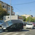 (Foto) Auto se "popeo" na drugi tik uz pešački: Nesvakidašnja saobraćajka u Beogradu
