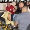 "Samo da primi infuziju, pa se vraća u kolo" Viralni snimak sa slavlja u Srbiji "zapalio mreže": Gosta iznose na nosilima, a…