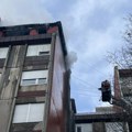 U stanu koji se zapalio bila baka sa unucima: Pobegli na krov kako bi se spasli, jedna žene sa opekotinama hitno prebačena u…