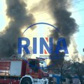 Jezivi prizori, dim je prekrio čitav blok 70: Borba vatrogasaca sa plamenom na Novom Beogradu i dalje traje (FOTO)(VIDEO)