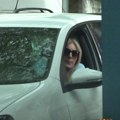 (Video) Samira uhvaćena u Prijepolju ispred suda: Supruga Dženana Lončarevića u automobilu, ne skida tamne naočare sa lica