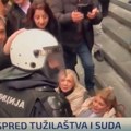 „Vi ste narodna policija, nemojte da ste takvi, druže“: Ćuta tokom haosa u Novom Sadu mazi policajca po šlemu VIDEO