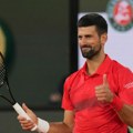 Kao sav normalan svet: Novak Đoković sedi na stepeništu na Banjici, Beograđani se oduševili kada su ga videli