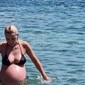 Milena Vučić u bikiniju u devetom mesecu trudnoće: Pevačica u 38. godini čeka bliznakinje, a sada podelila sliku sa plaže sa…