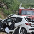 Otkinuta vrata, razbijena stakla, automobil smrskan: Prve fotografije sa mesta nesreće u kojoj su stradale dve devojke iz…