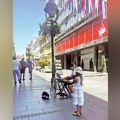 Ventilatori na kandelabrima, kockice leda i turisti