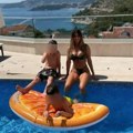 Slobina žena pokazala telo ali i luksuznu vilu u Crnoj Gori! Jelena sa decom uživa na vrhu zidine, a tek kako izgleda (foto)