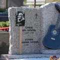 Ukrštene dve gitare Ispunjena poslednja želja Bore Čorbe na groblju u Čačku rok legenda dobila jedinstven spomenik