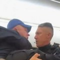 Pokušao da otvori vrata aviona: Grupa muškaraca napravila haos tokom leta: Mrtvi pijani skakali po avionu, tukli se i vikali…