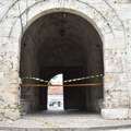 Beogradska kapija zatvorena trakom, iz Gradske uprave ćute
