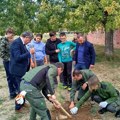 Učenici Specijalne škole „Bubanj“ zasadili sadnice bora u dvorištu škole