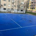 FOTO: Oštećen sportski teren na Bulevaru Jaše Tomića, komšije tvrde da su odgovorni radnici "Zelenila"