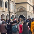 Svi putevi danas vode ka manastiru Ostrog: Hiljade mladih pešačilo satima, noćas su spavali na kamenu