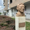 FOTO: Preko noći osvanula bista Čehova na Grbavici, ne zna se ko ju je postavio