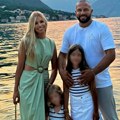 Za manje od 500 dinara napravila poslasticu za celu porodicu. Pevač ima 11 godina mlađu ženu, a ona sad pokazala da je…