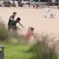 Šokantan snimak sa plaže! Turista se skinuo go, pa napravio haos: Svet bruji o bizarnom potezu muškarca, sve se odigralo pred…