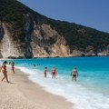 Adrenalinsko sunčanje u Grčkoj: Turisti uživali, a onda je odjednom krenuo odron: Stene padale po plaži!