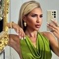 Svi se pitaju da li nosi donji veš? Jovana Jeremić se u haljini bez leđa okrenula ka kameri i opalila selfi - ljudi zumiraju…