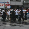 Napeto u Užicu i nakon mitinga SNS: Policija razdvaja dve grupe VIDEO