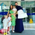 (Foto) trenutak prepun ljubavi: Danica Crnogorčević napustila porodilište: Suprug sveštenik i deca došli po nju i doneli…
