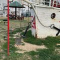 Park za decu u Sremčici potpuno uništen: Ljuljaške razvaljene, grafiti svuda, a ni smeća ne manjka